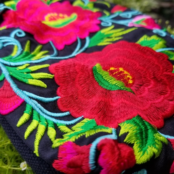 💜 Bright Floral Zippered Pocket Clutch💚 - Picture 4 of 7